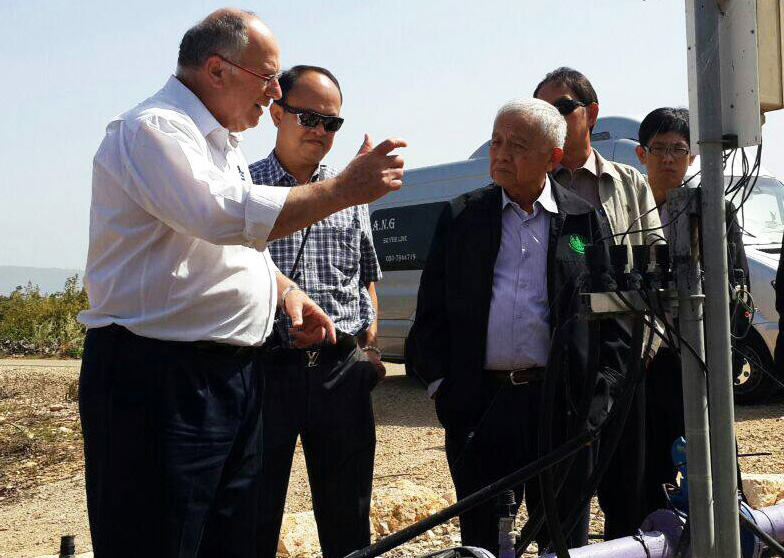 Mr. Apichart Pongsrihadulchai, Vice Minister for Agriculture and Cooperatives visited Kibbutz Evron in Israel.